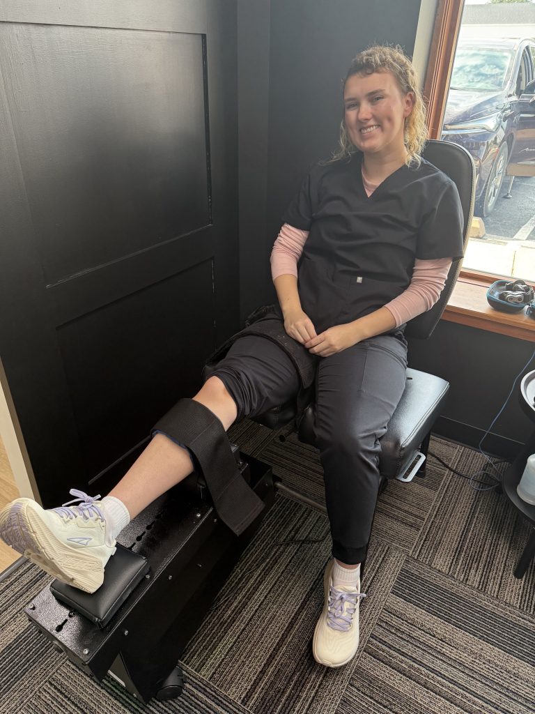 Knee decompression session at Abundant Health
