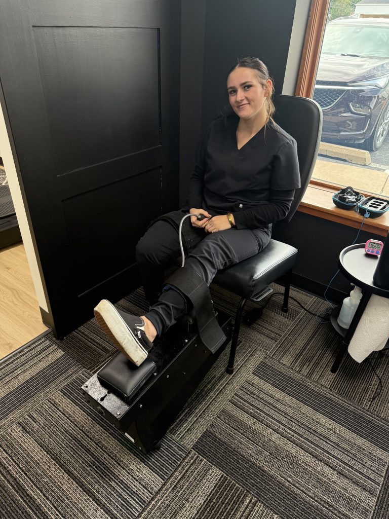 Knee decompression treatment supporting comfortable movement